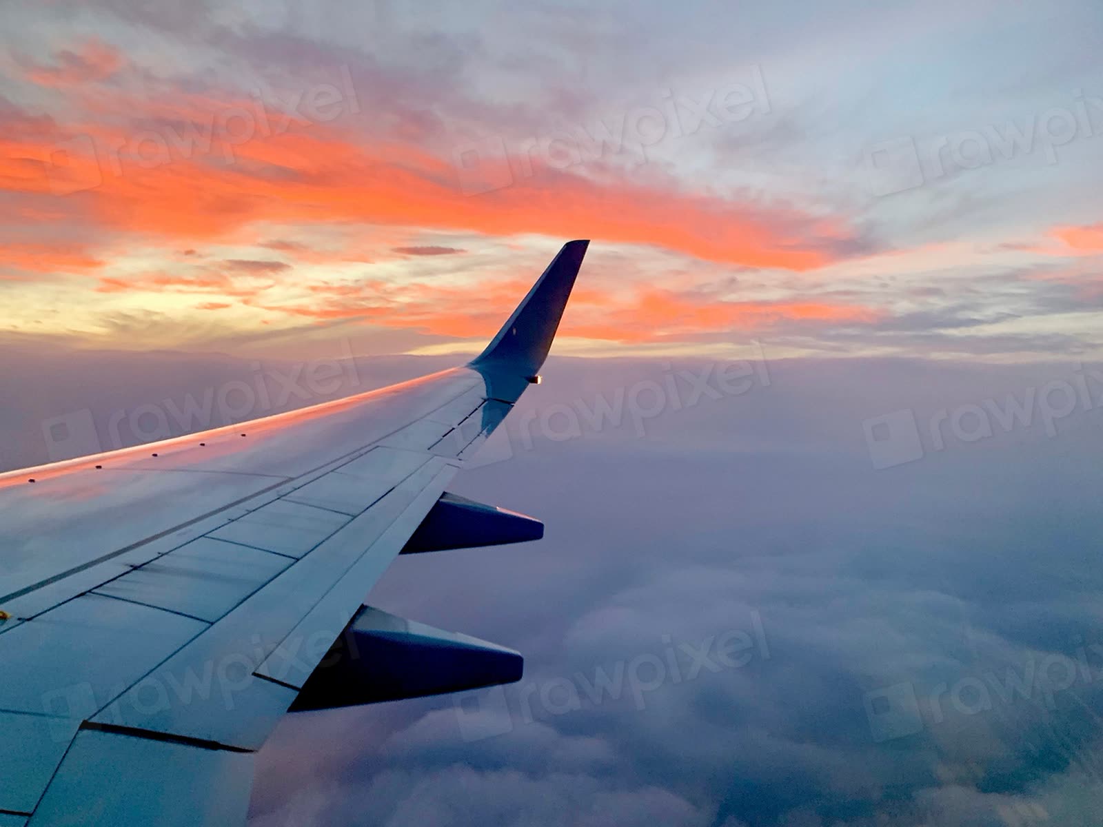 Il cielo al tramonto dal finestrino dell’aereo